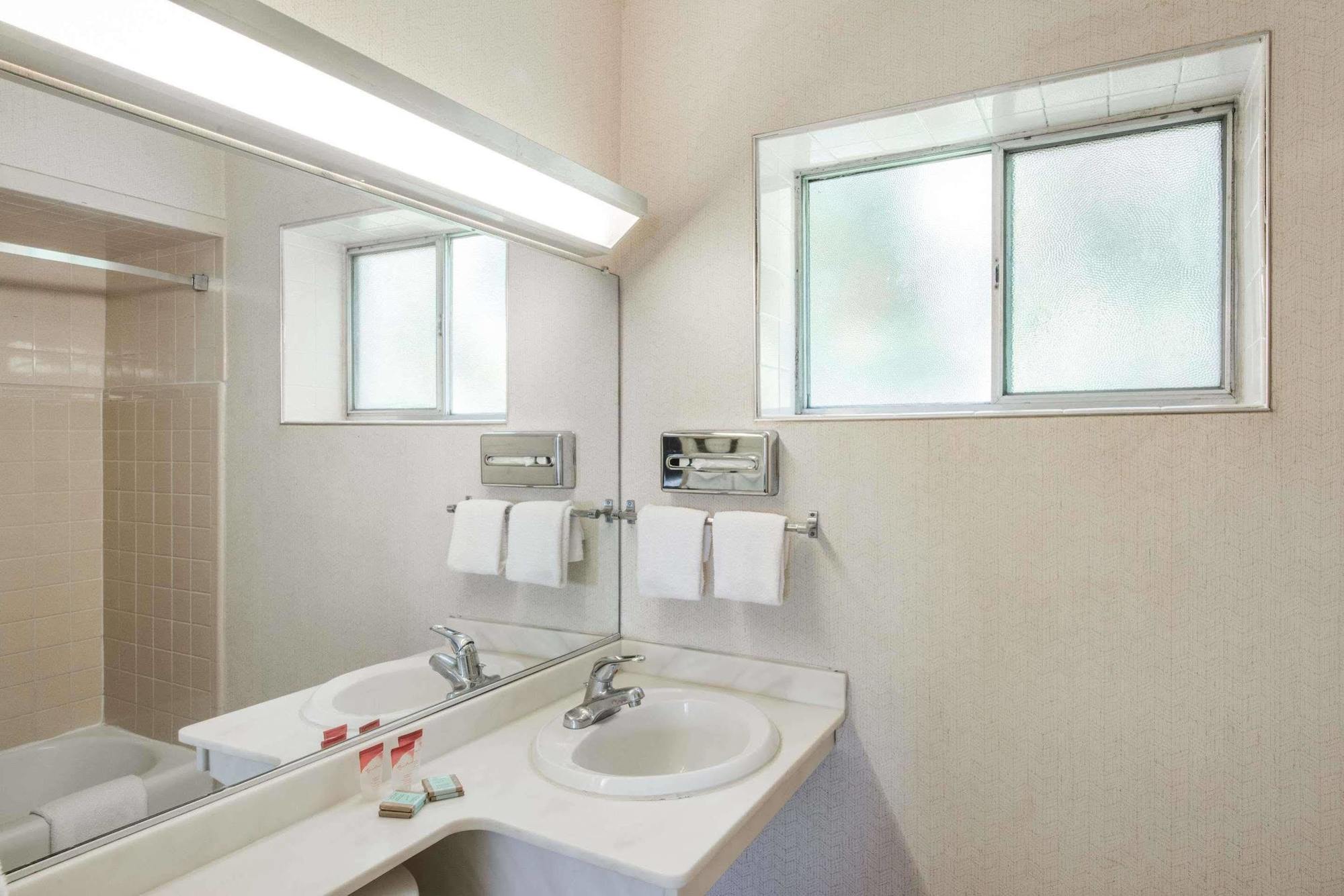 Budget Inn/ Natick Buitenkant foto